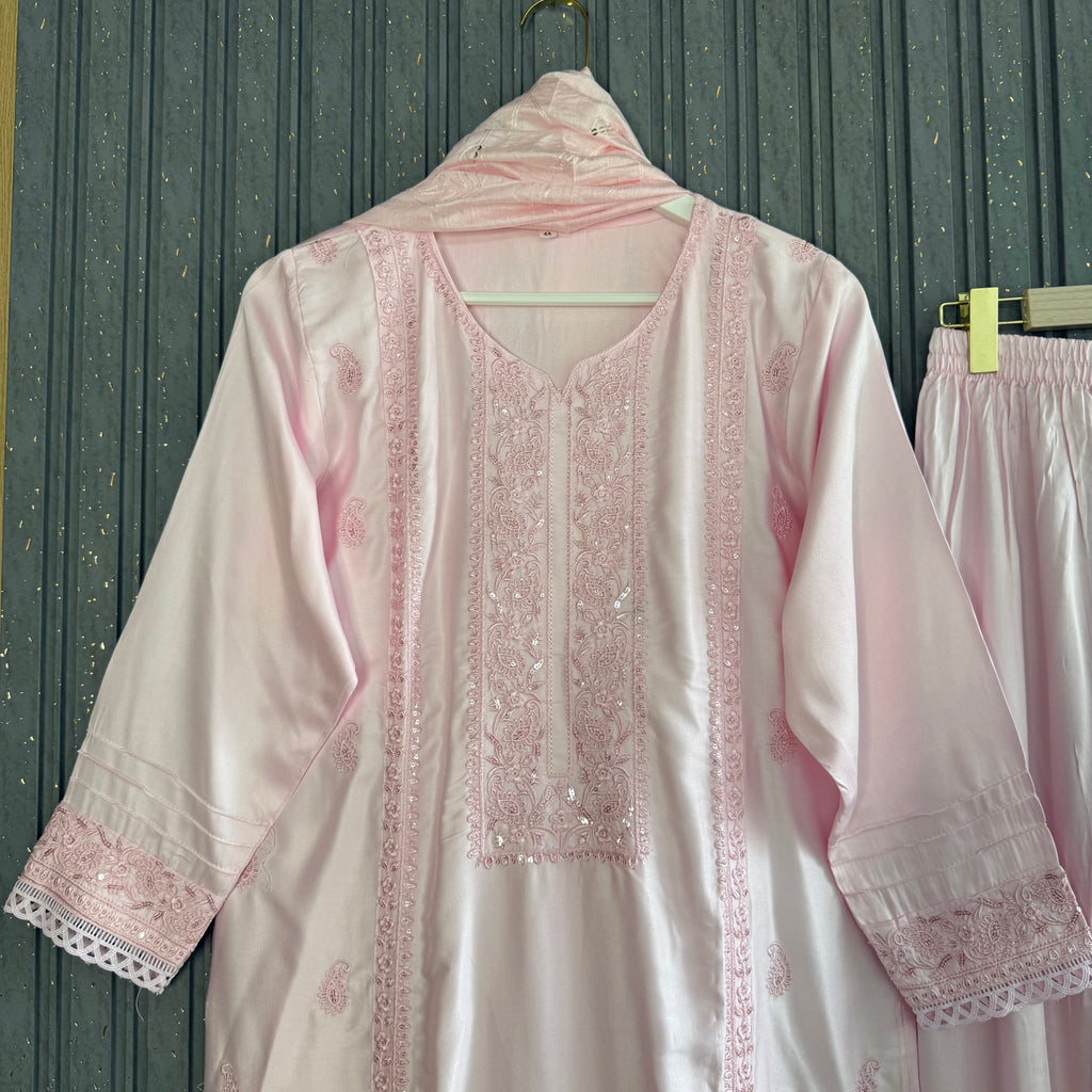 Sahiba Mishal Pakistani set