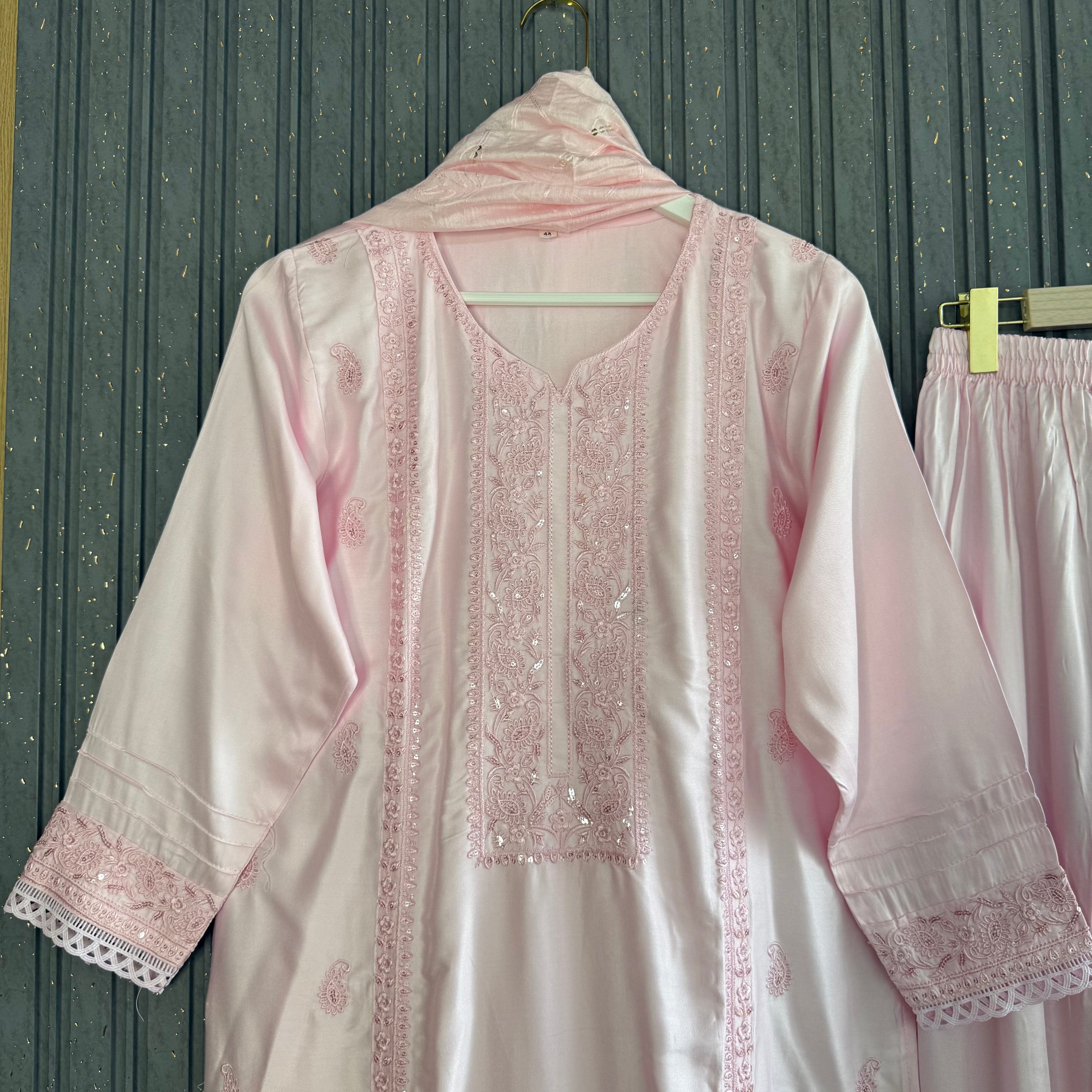 Sahiba Mishal Pakistani set