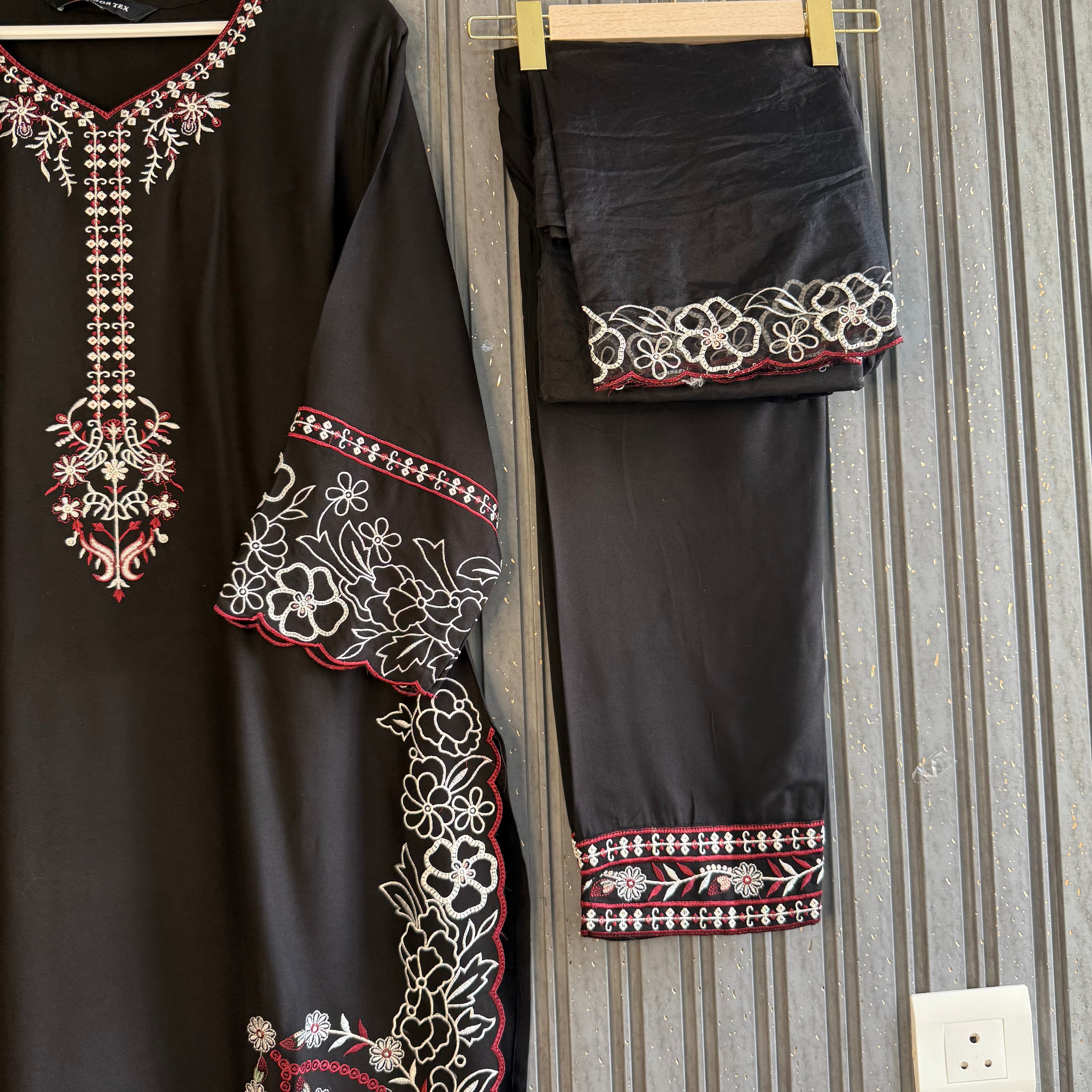 Malina Mirha Pakistani suit