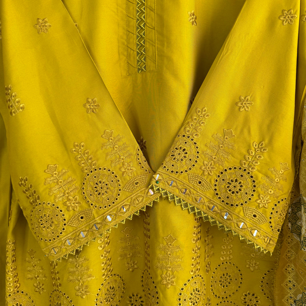 Komal Meer Pakistani suit