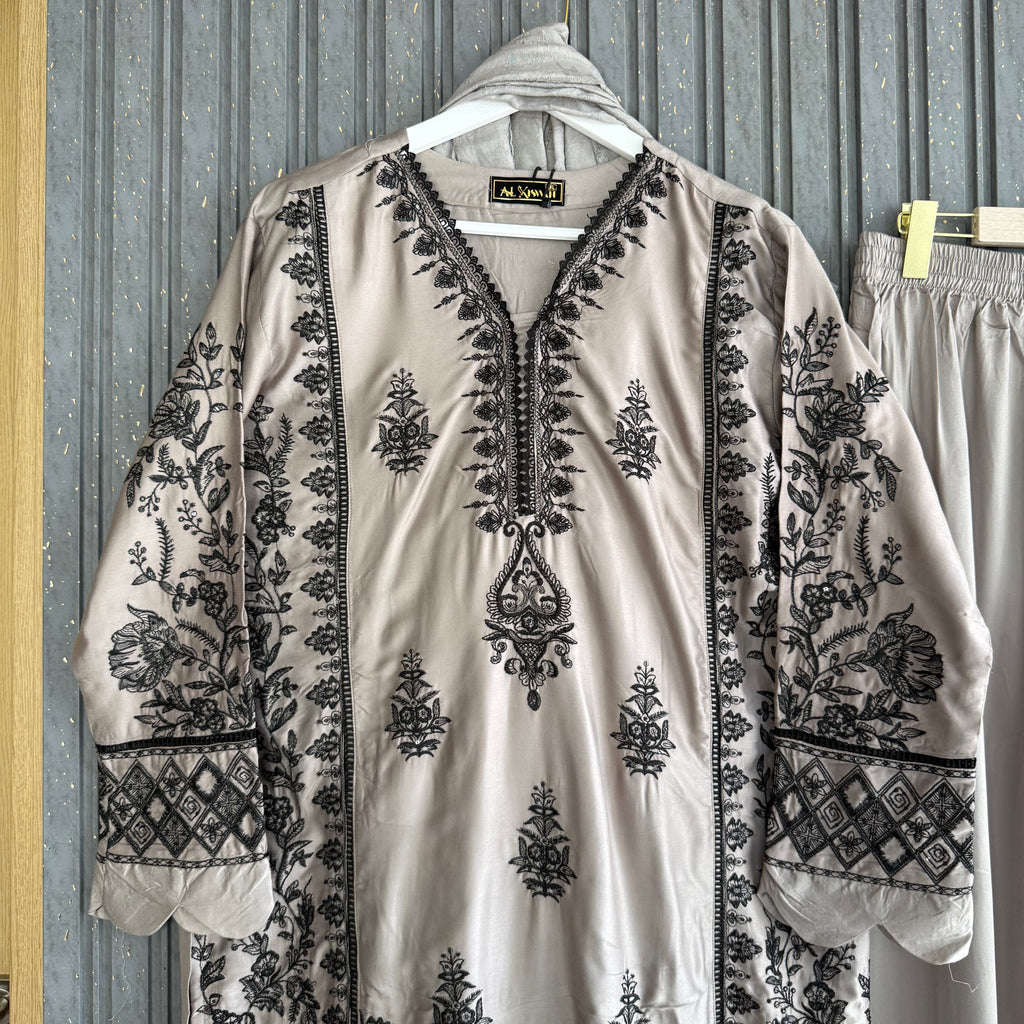 Maham hayat Pakistani suit