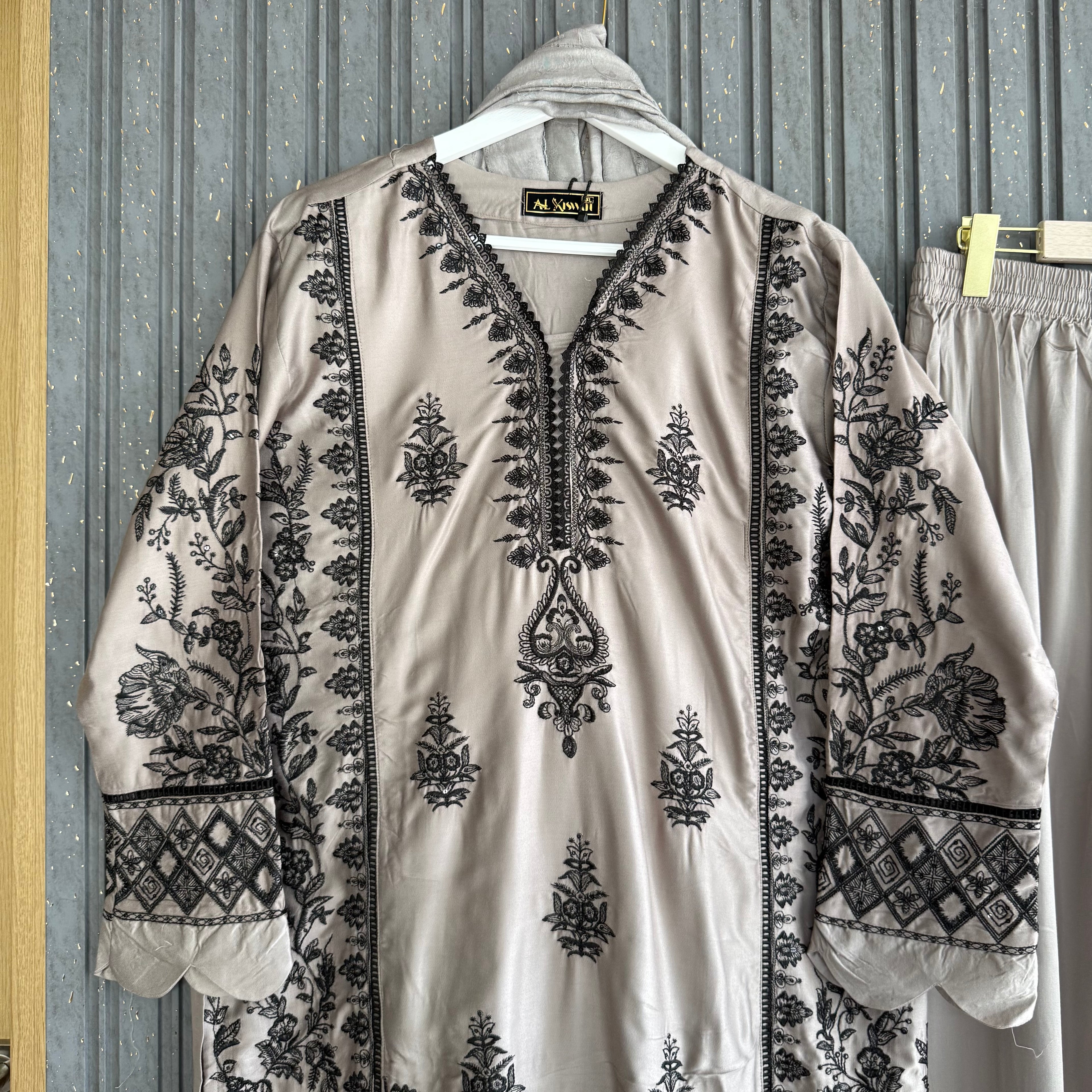 Maham hayat Pakistani suit