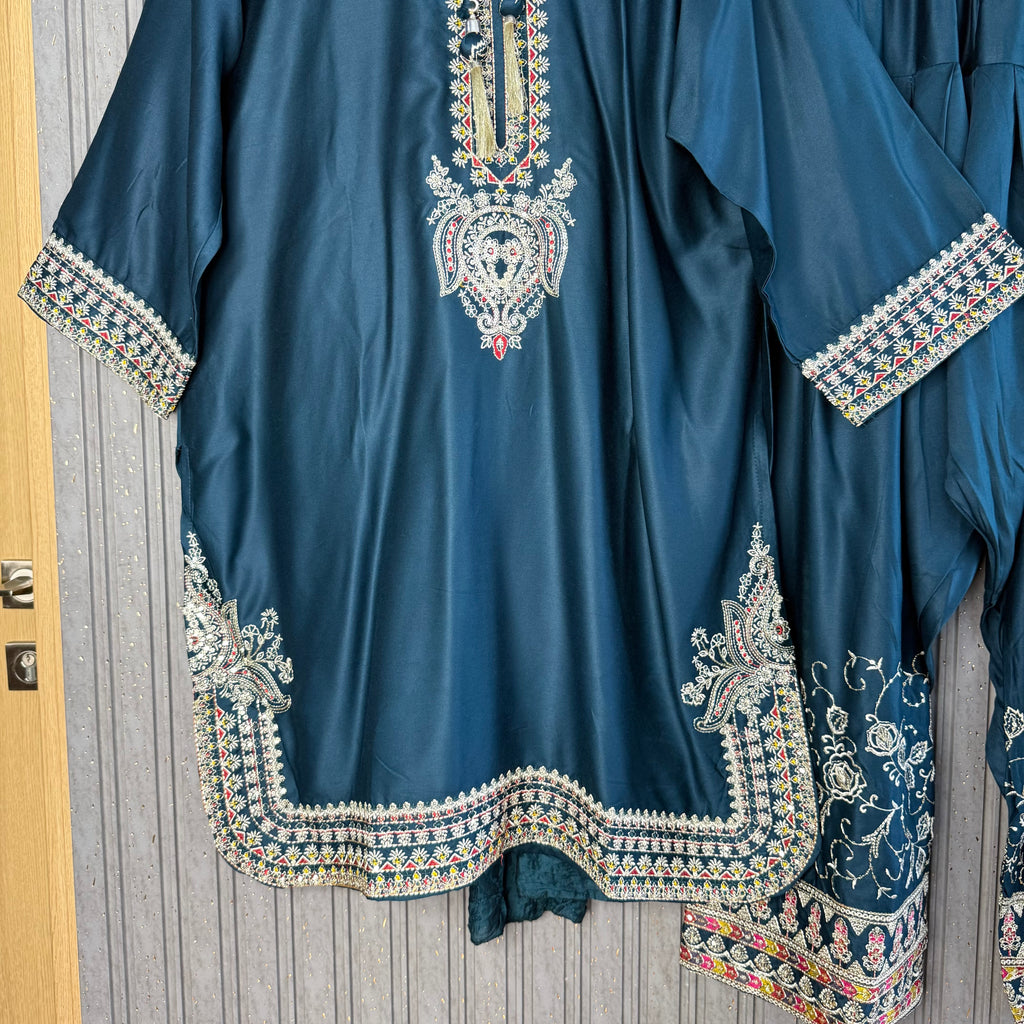 Zariqa Farshi suit