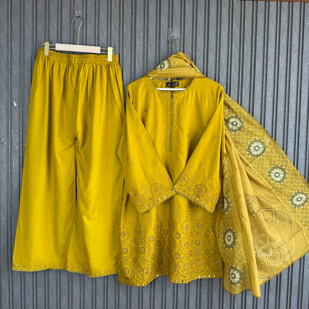 Komal Meer Pakistani suit