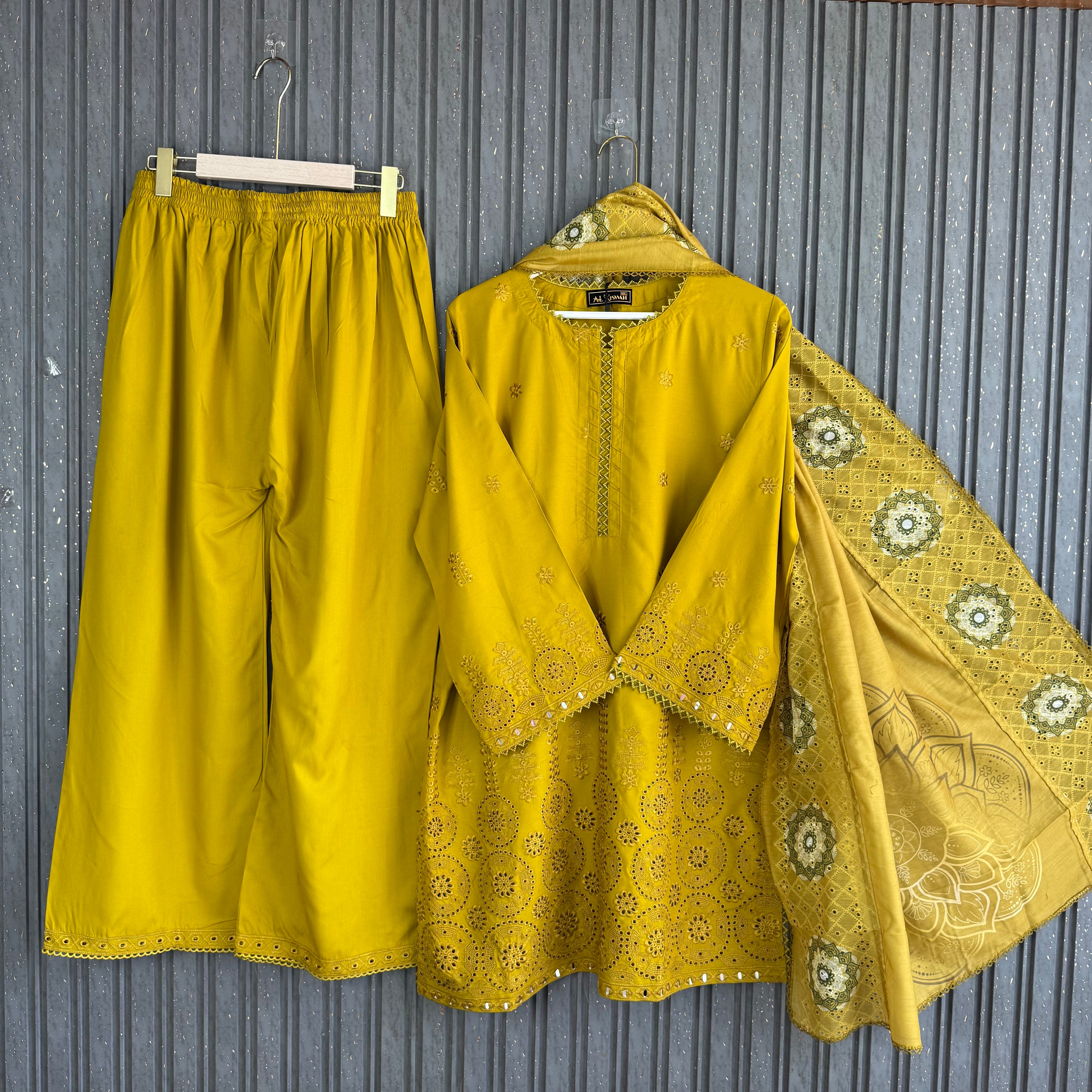 Komal Meer Pakistani suit