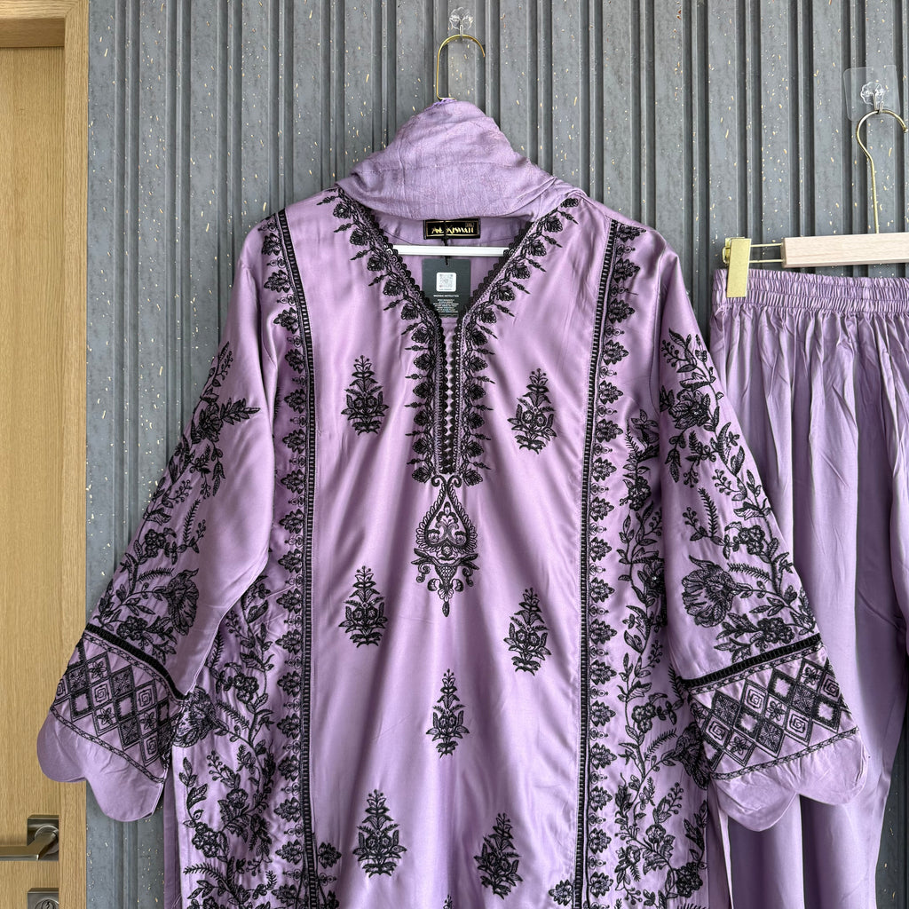 Kinza naveri pakistani suit