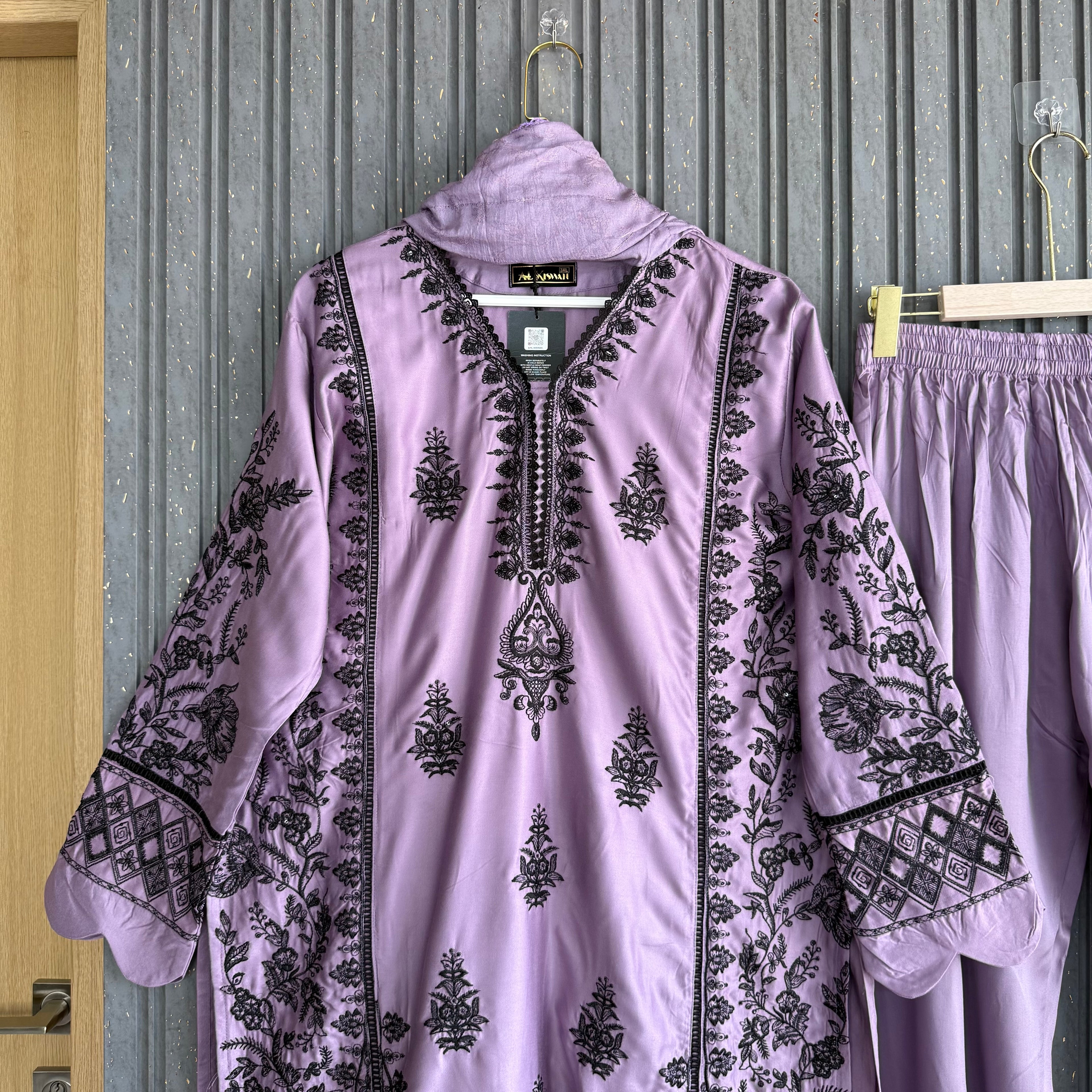 Kinza naveri pakistani suit