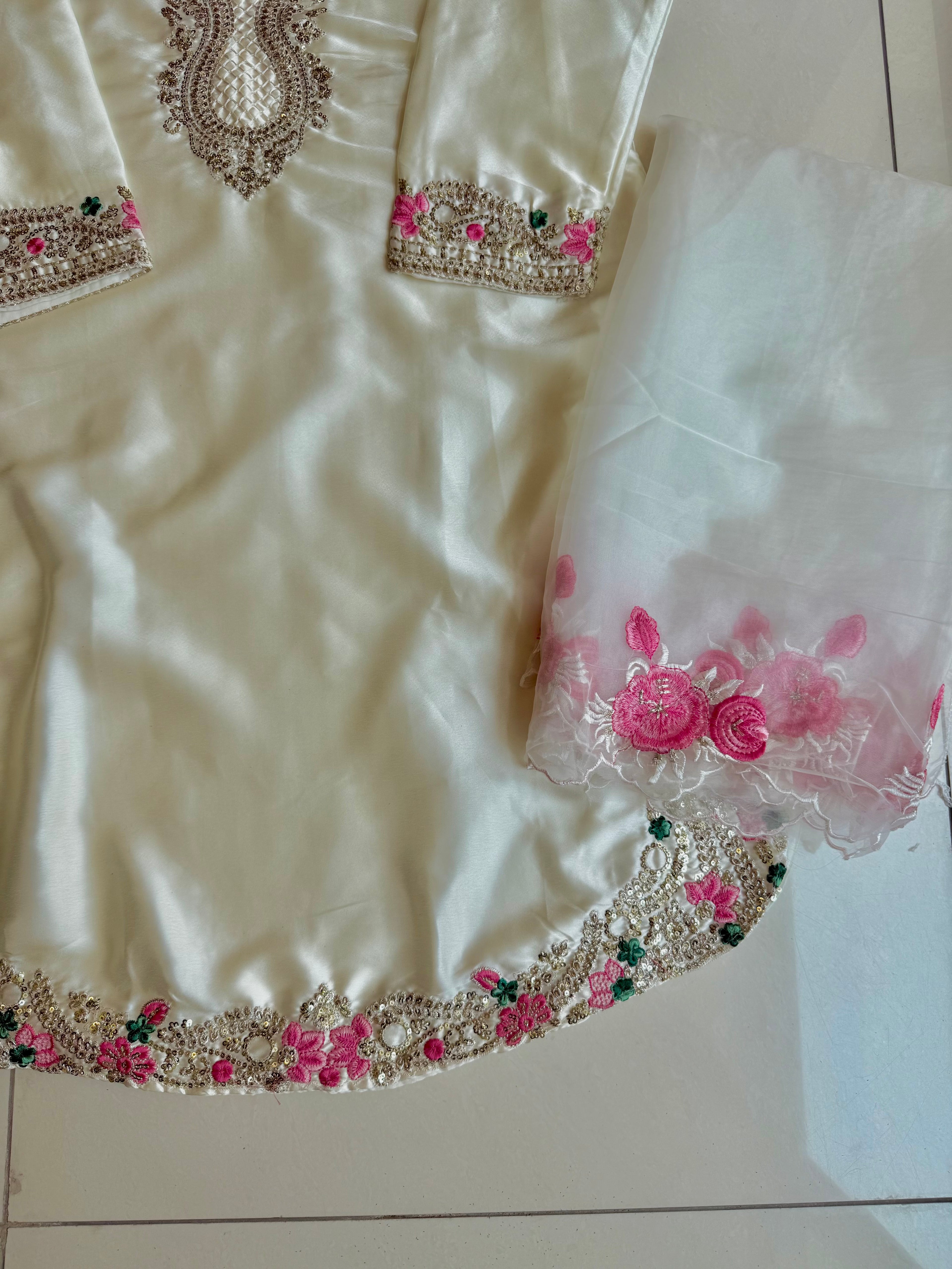 Hania Amir Farshi Salwar