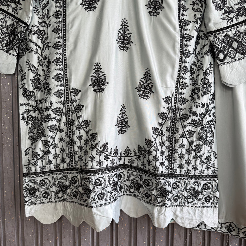Romaisa hasan pakistani suit
