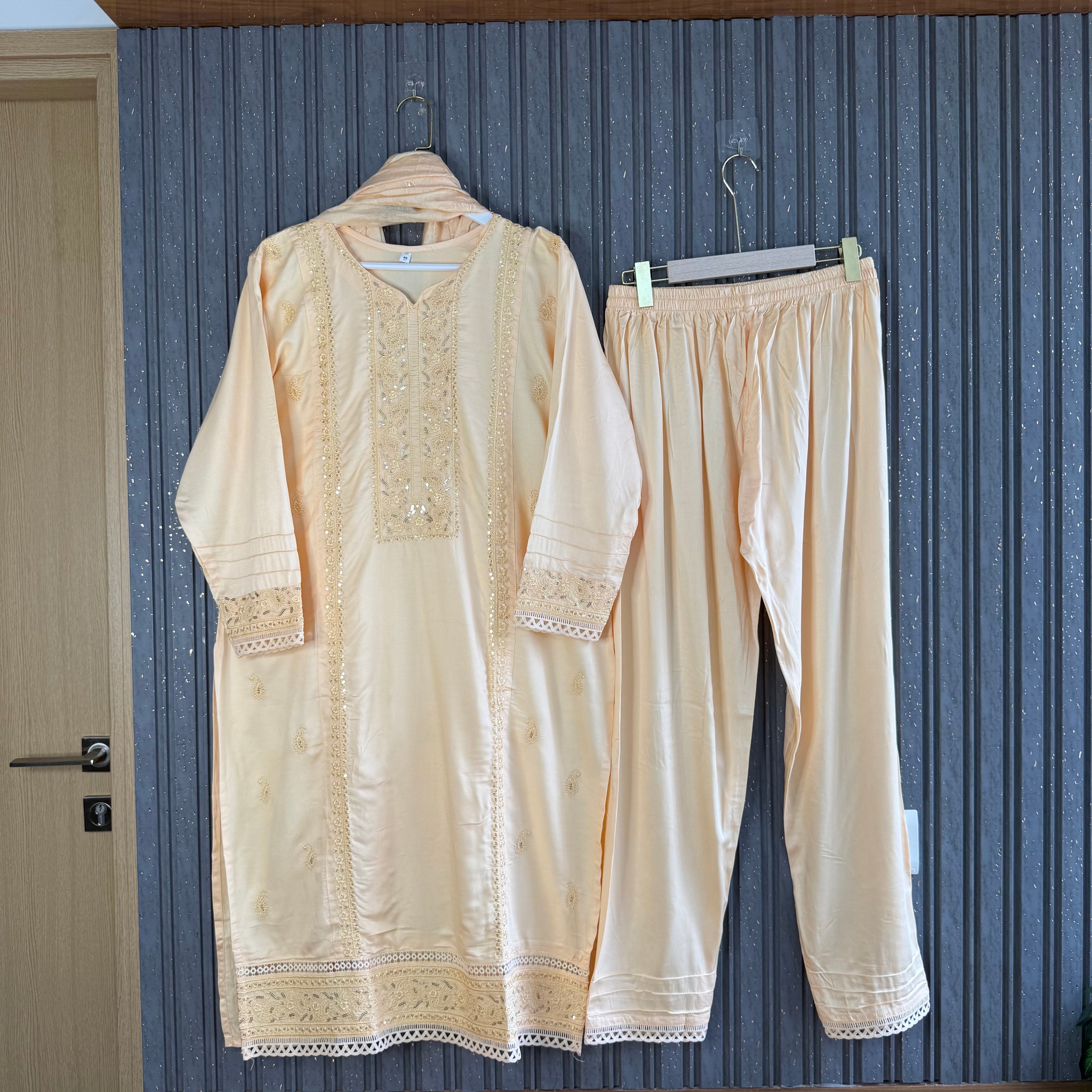 Shiza Naweri Pakistani Set