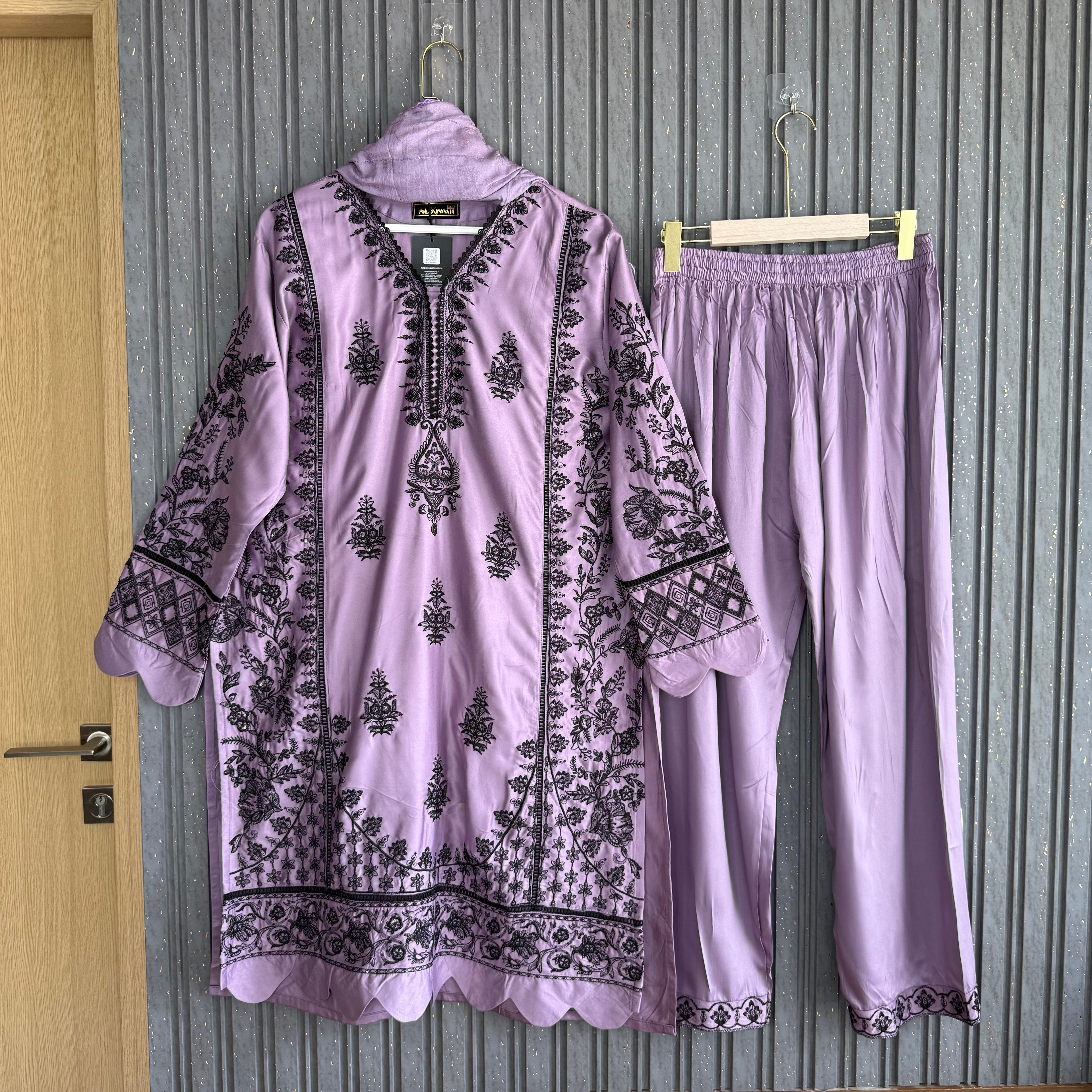 Kinza naveri pakistani suit