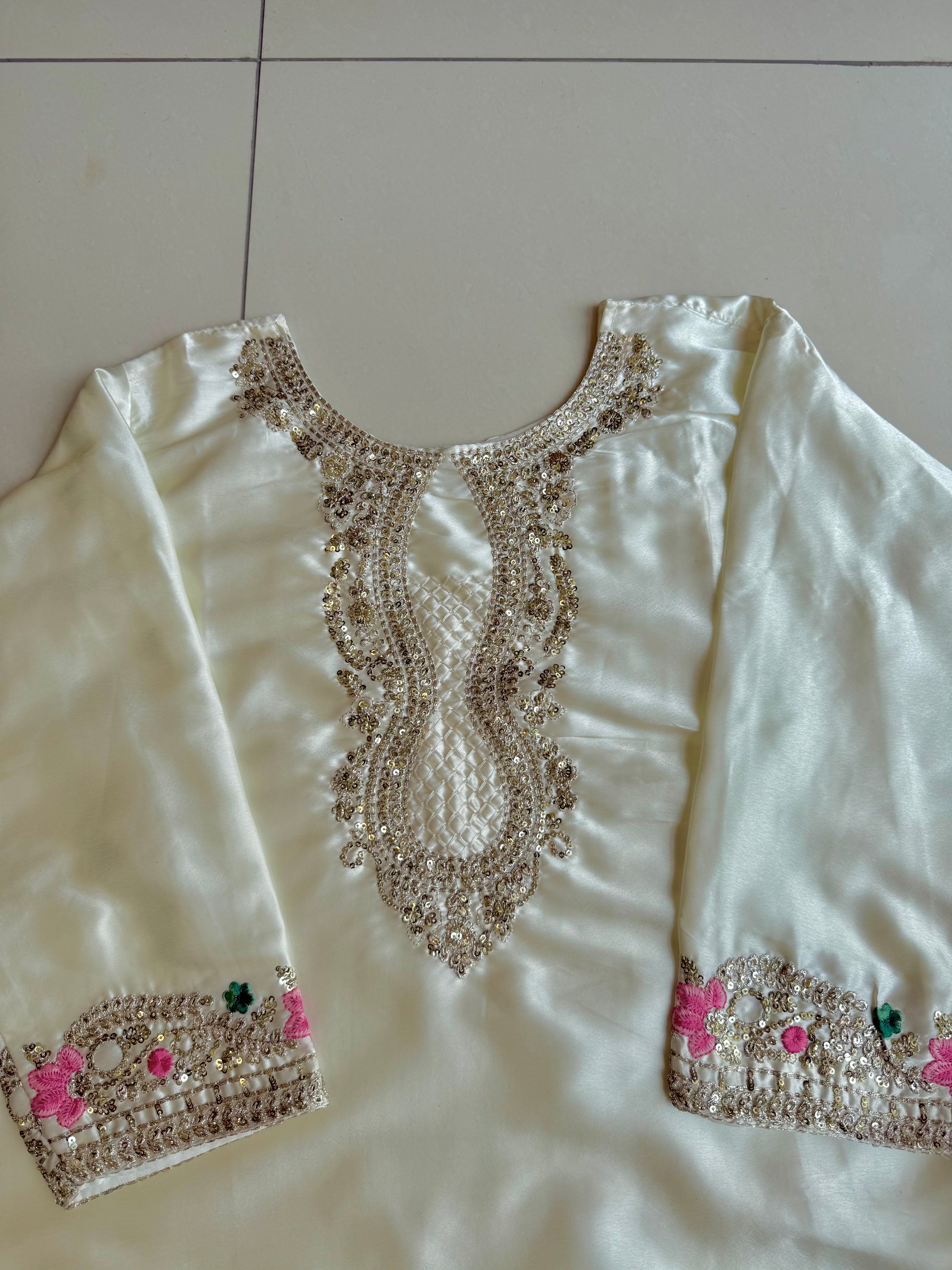 Hania Amir Farshi Salwar