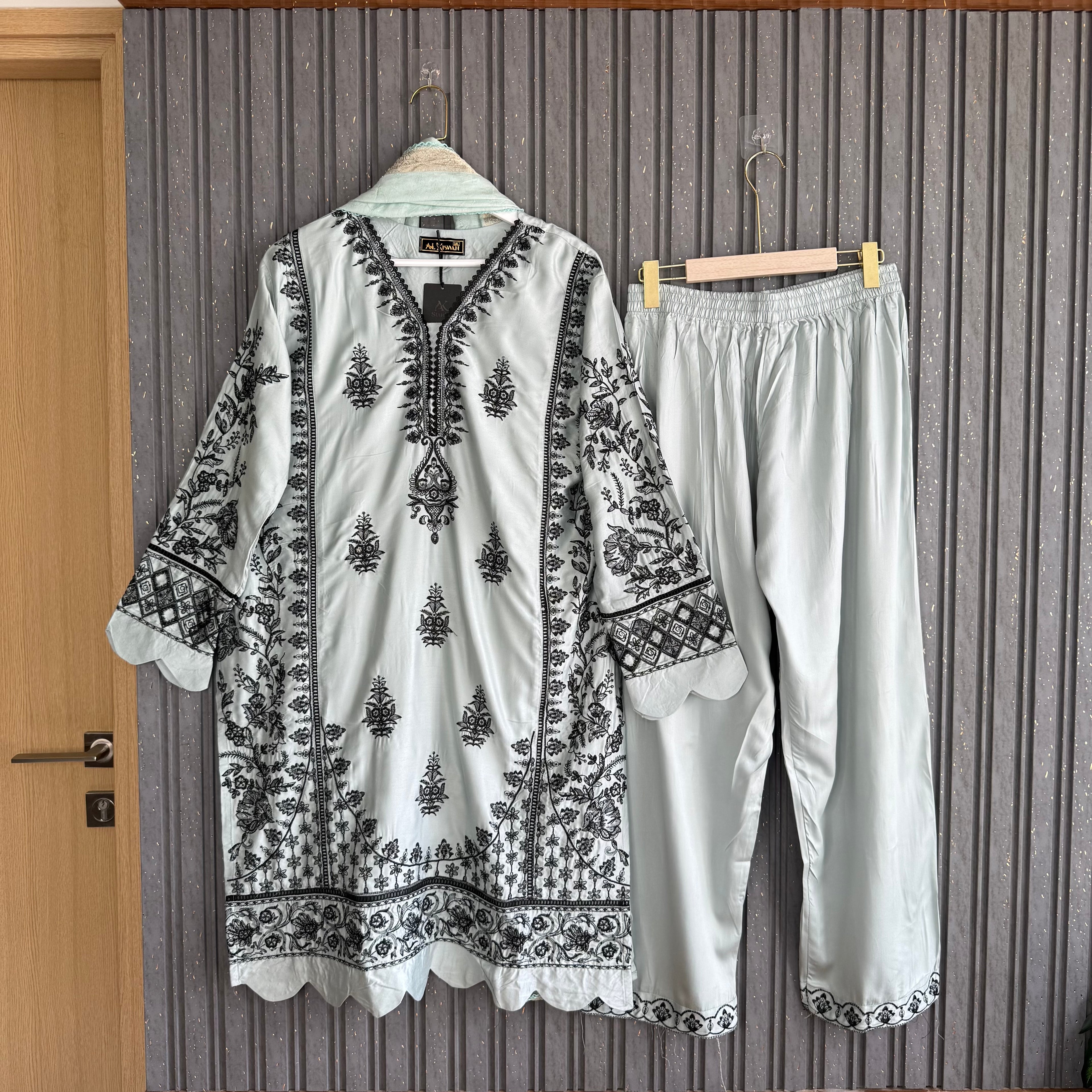 Romaisa hasan pakistani suit
