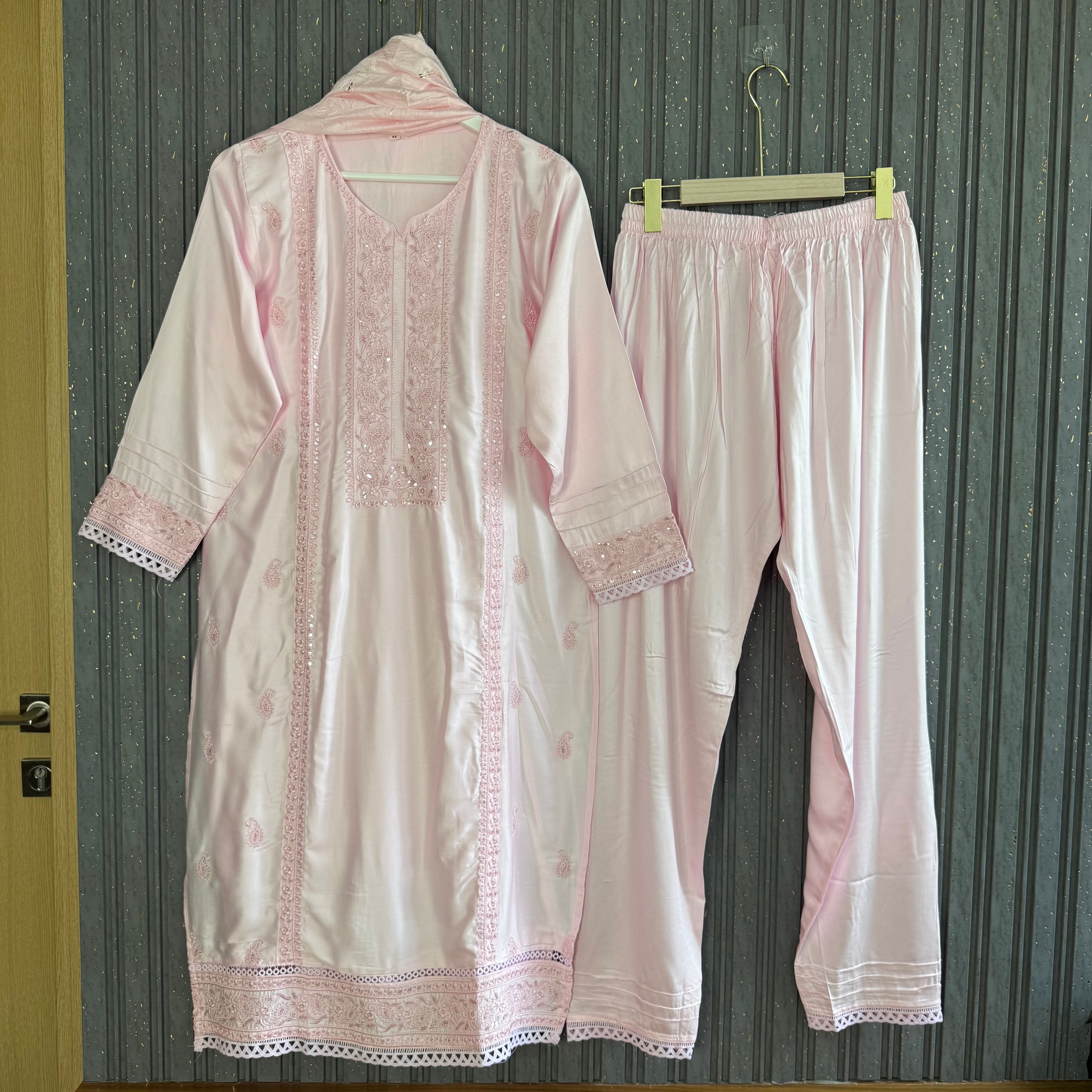 Sahiba Mishal Pakistani set
