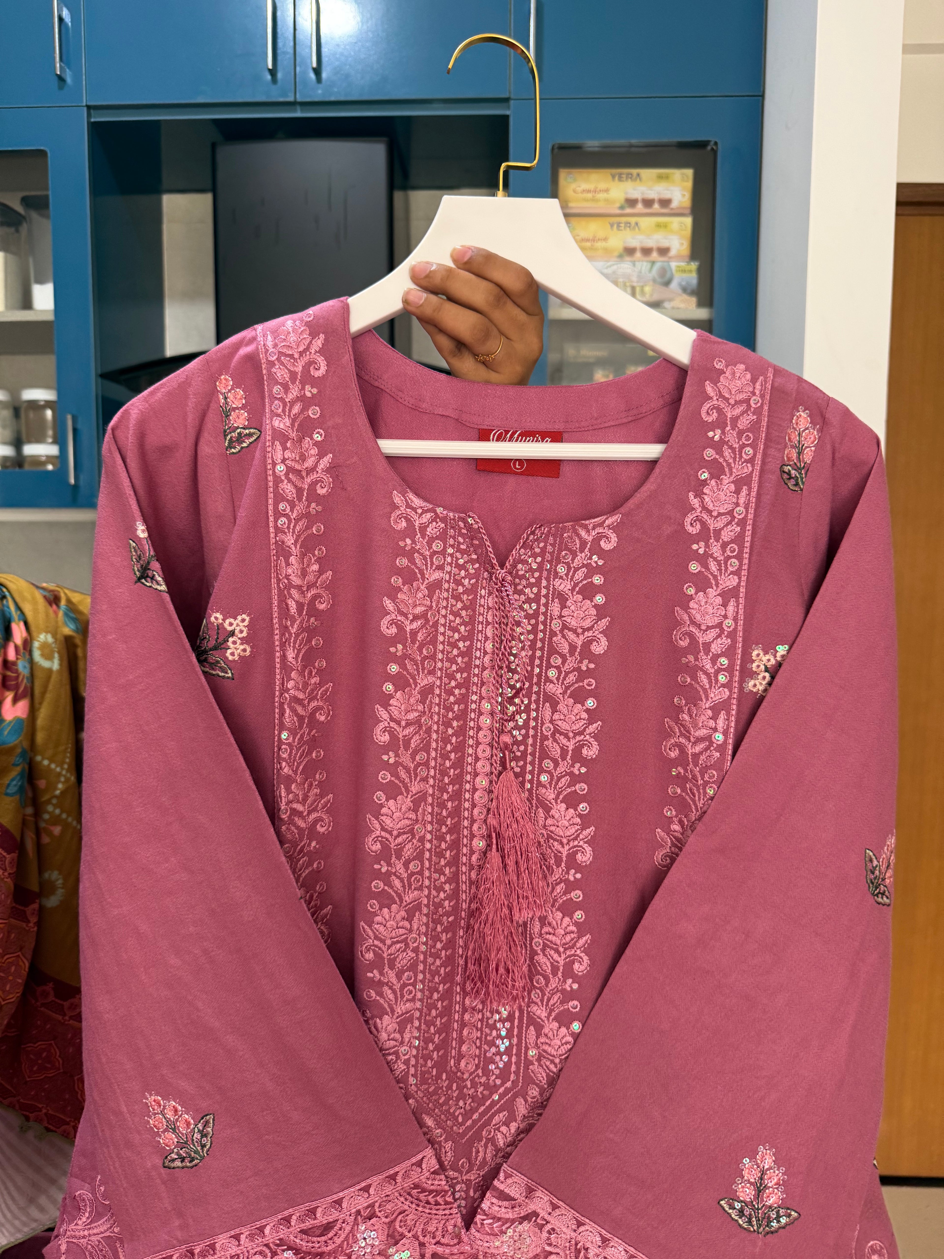 Munira Designer: Mauve-Pink Linen Ensemble with Floral Shawl