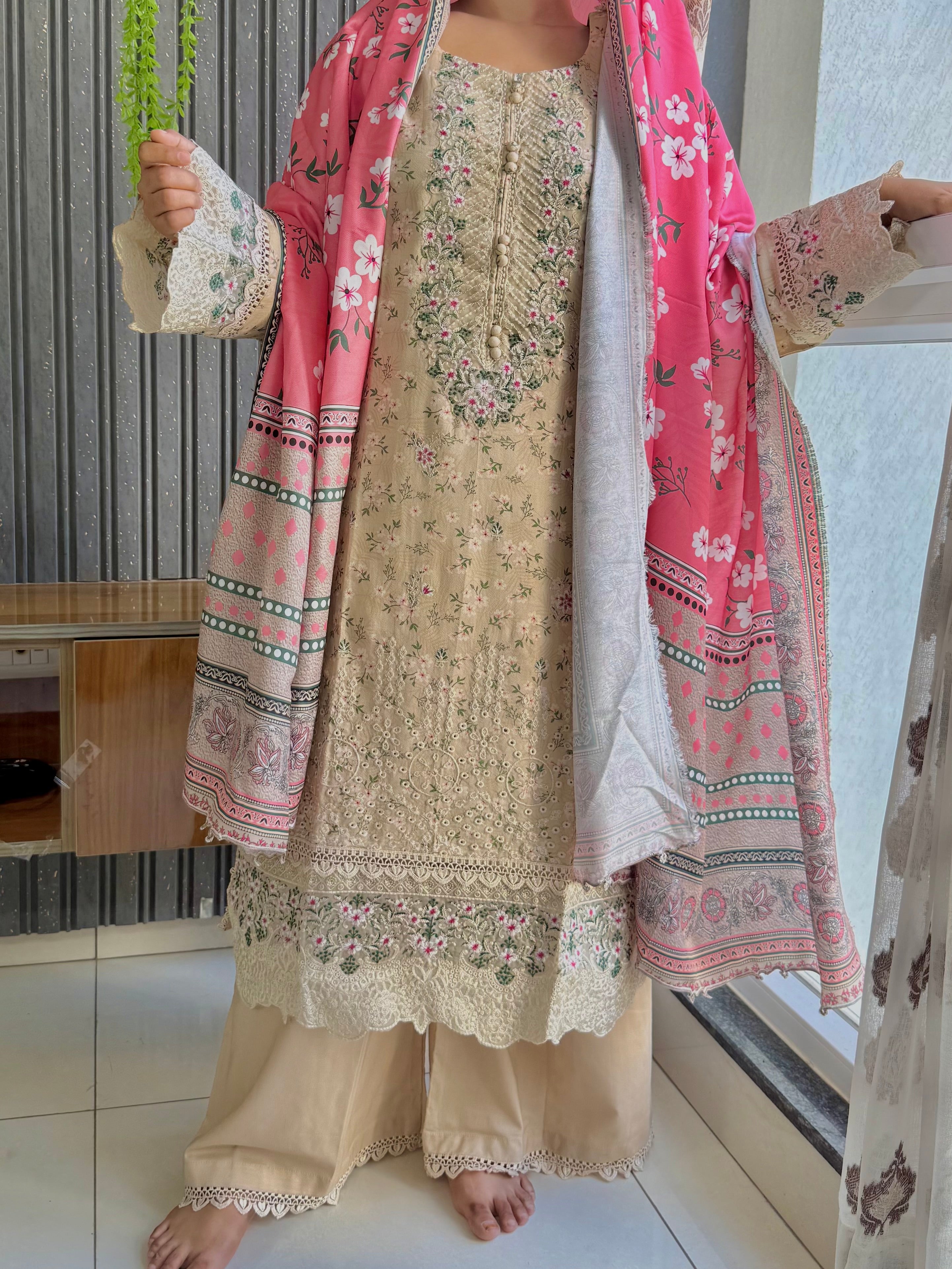 Hamna pakistani suit