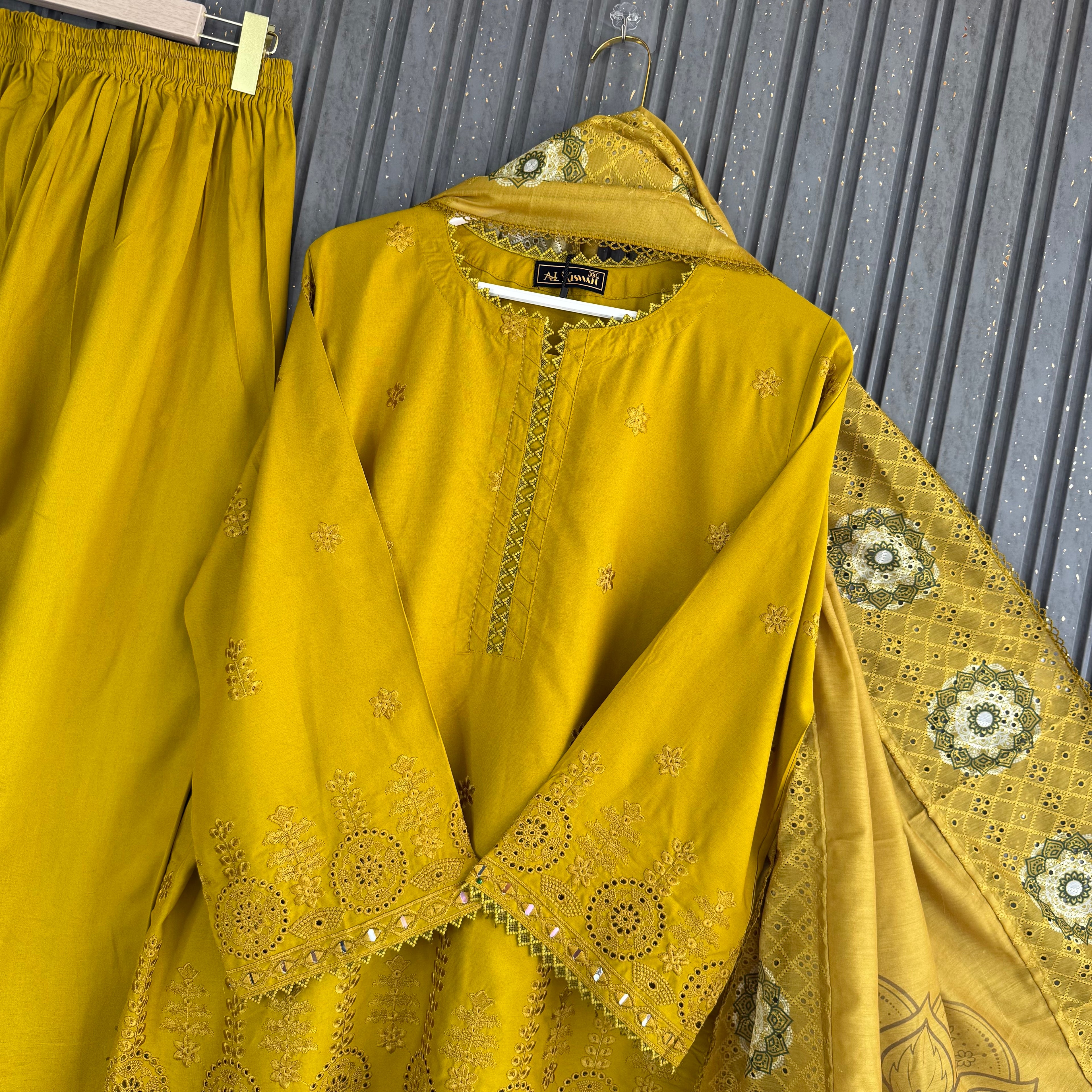 Komal Meer Pakistani suit