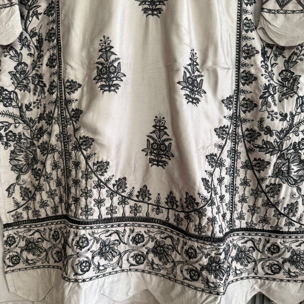 Maham hayat Pakistani suit