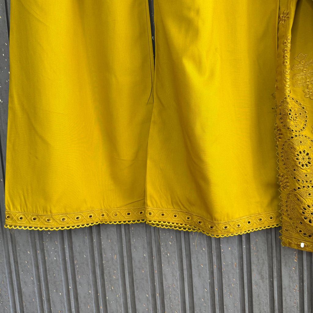 Komal Meer Pakistani suit