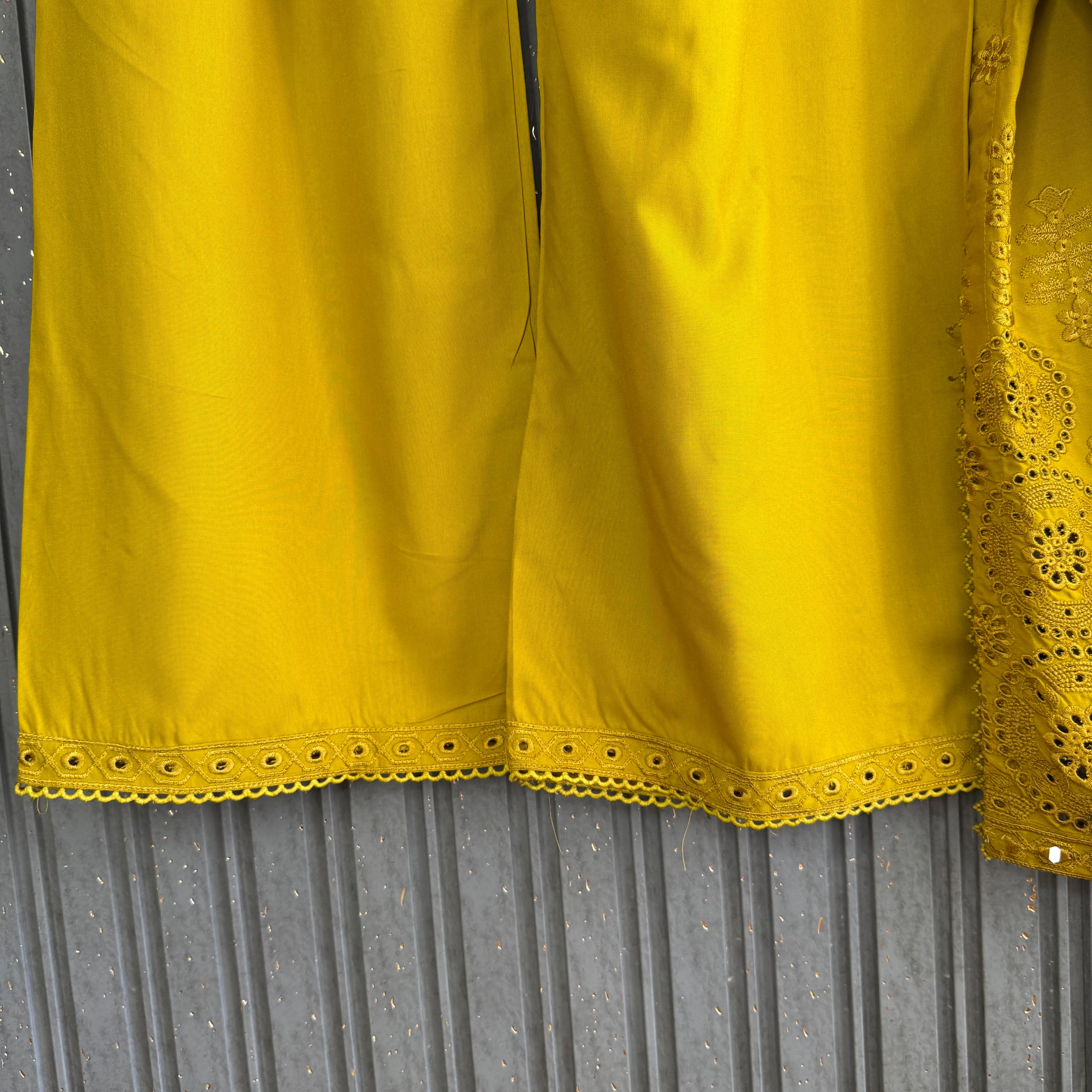 Komal Meer Pakistani suit
