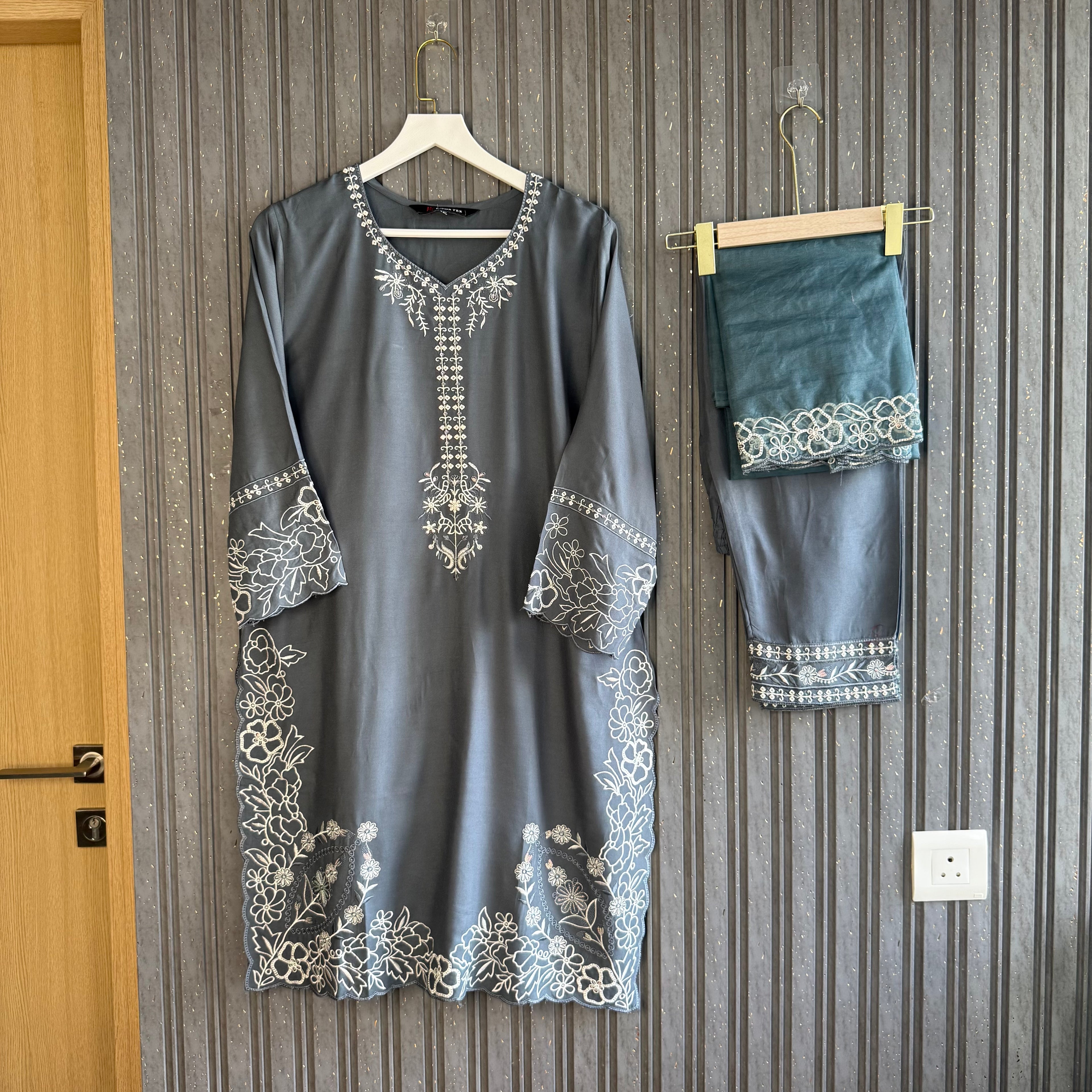 Soha qurawi Pakistani suit
