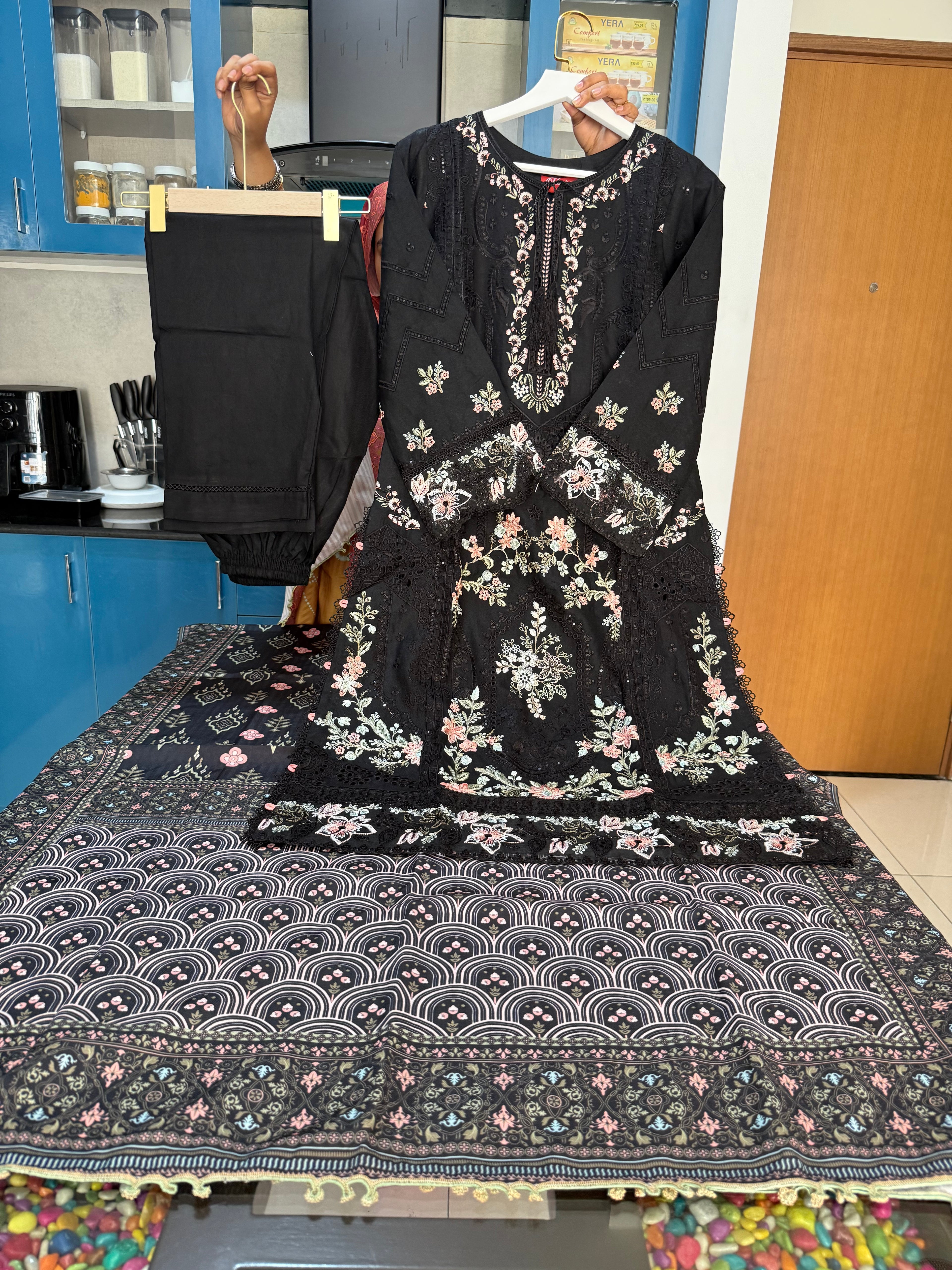 Munira Designer – Noir Ébène Black Ensemble