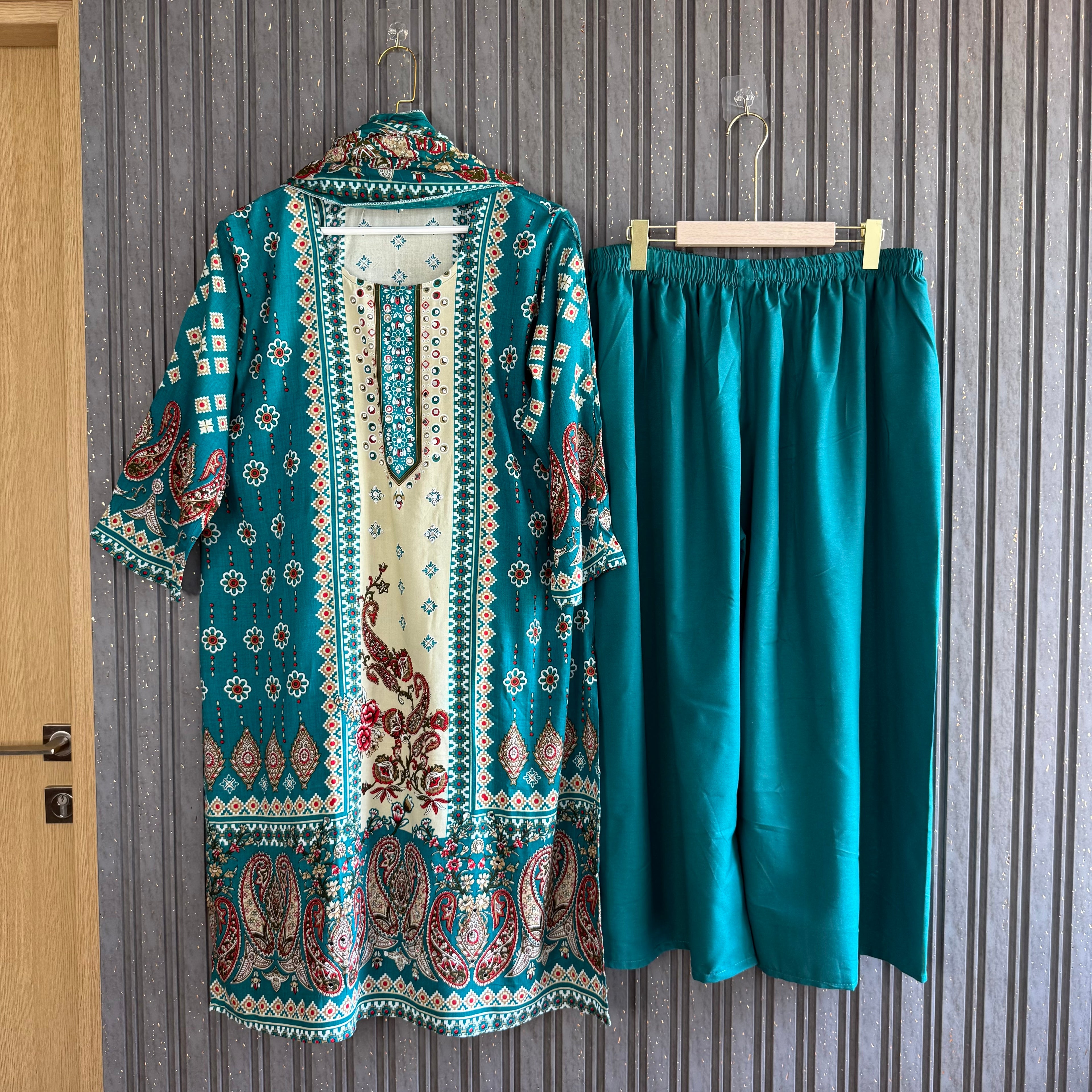 Huma asnami pakistani suit