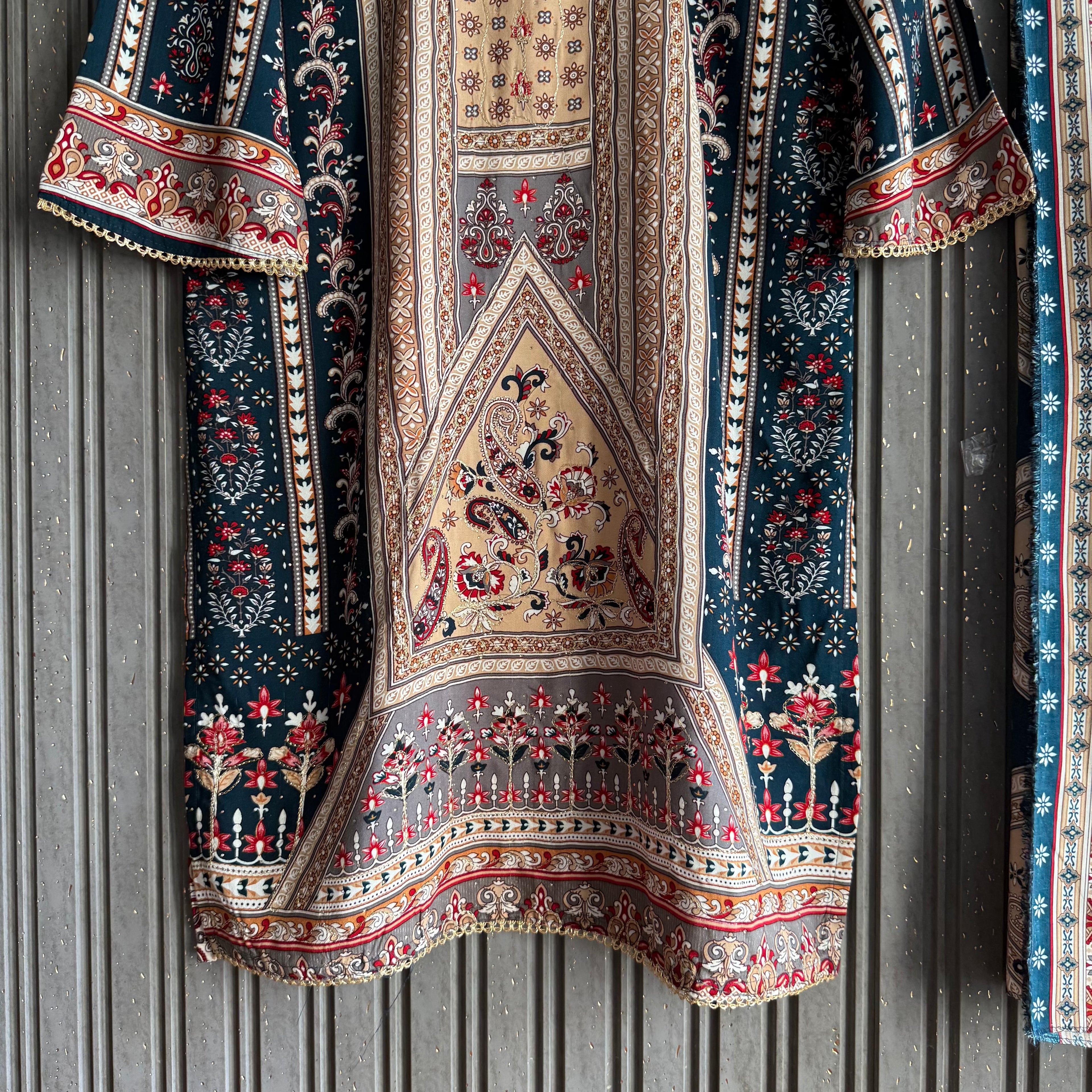 Minaahil Pakistani suit
