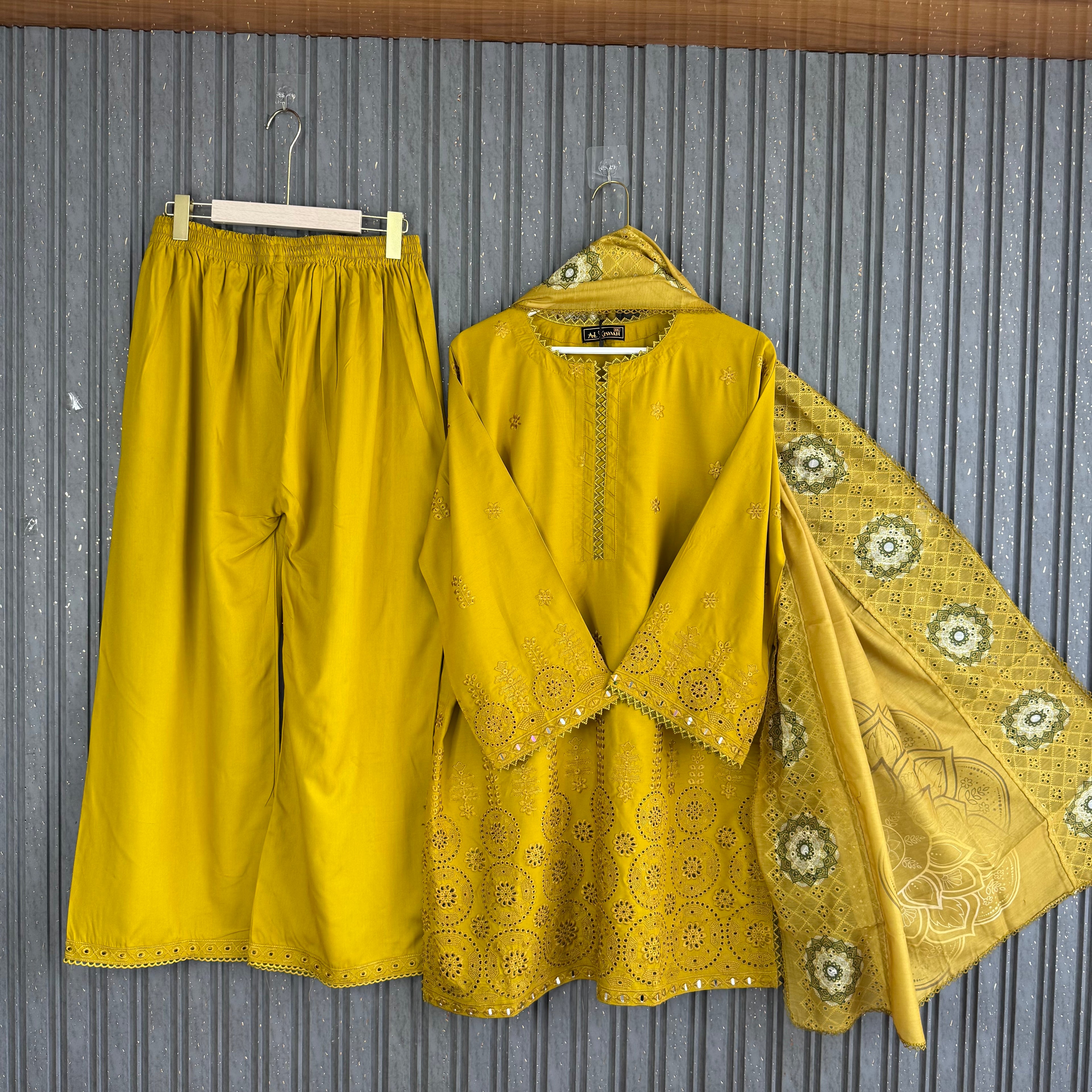 Komal Meer Pakistani suit
