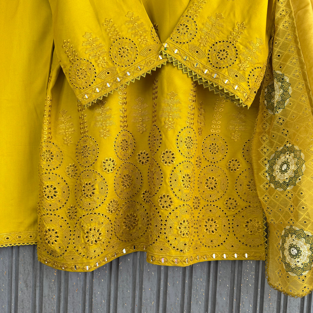 Komal Meer Pakistani suit