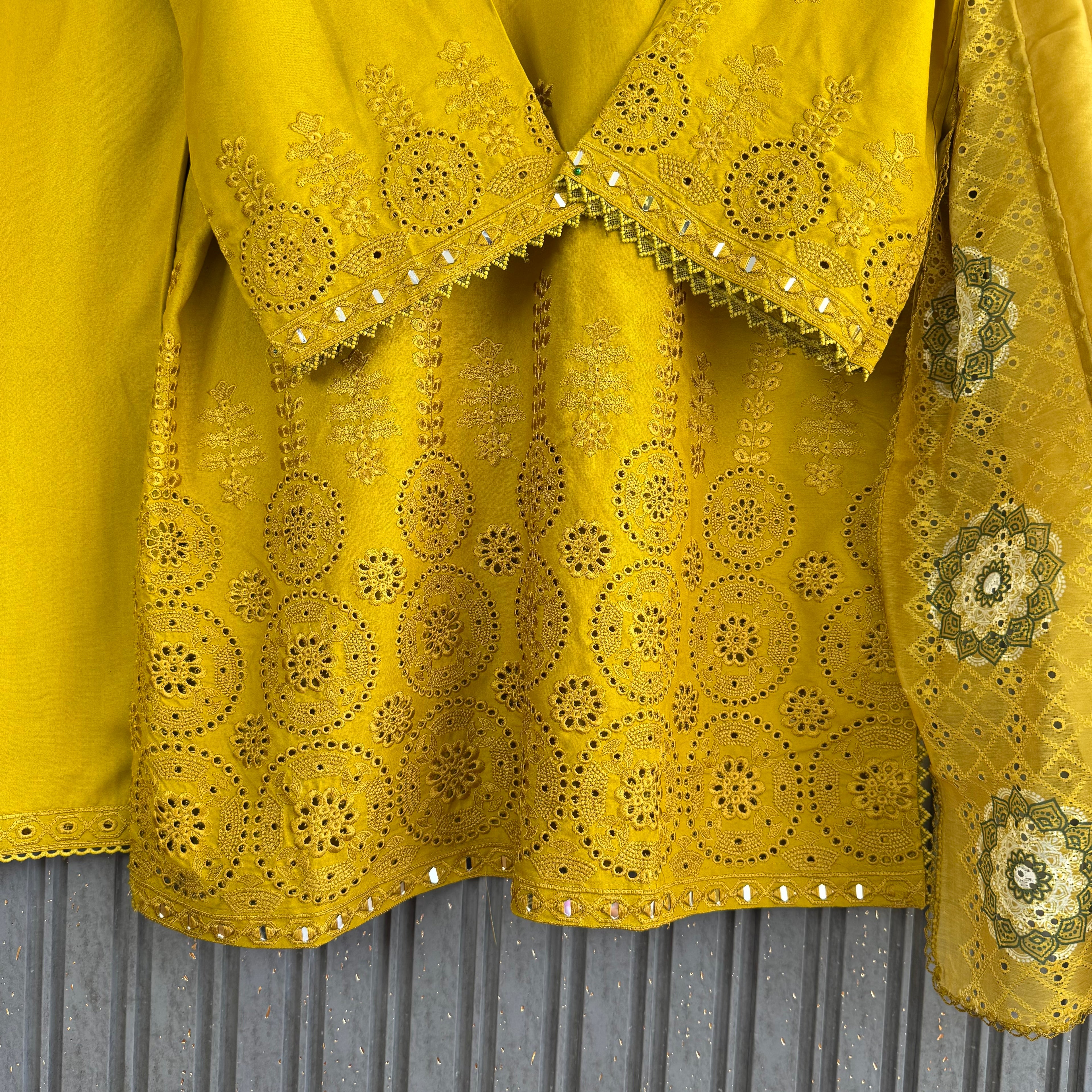 Komal Meer Pakistani suit